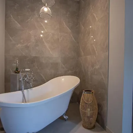 Georgianna's With Private Pool , 'greysuite' 4*