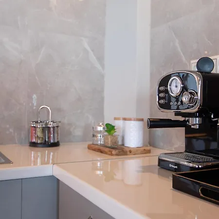 Georgianna's With Private Pool , 'greysuite' 4* Kómboi