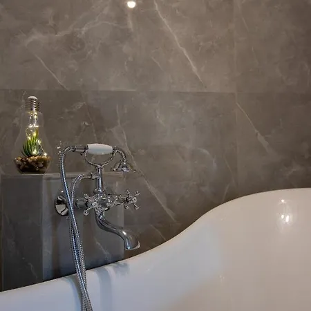 Georgianna's With Private Pool , 'greysuite' Apart Otel Kómboi