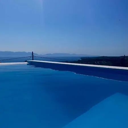 Georgianna's With Private Pool , 'greysuite' Kómboi