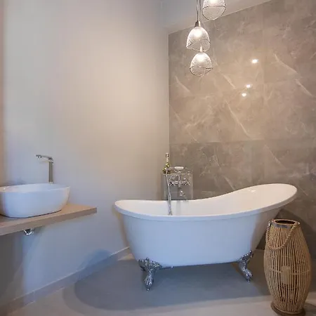 Aparthotel Georgianna's With Private Pool , 'greysuite' Kómboi