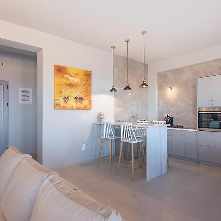 Georgianna's With Private Pool , 'greysuite' 4* Kómboi