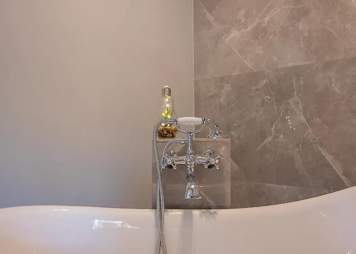 アパートホテル Georgianna's With Private Pool , 'greysuite' 4*