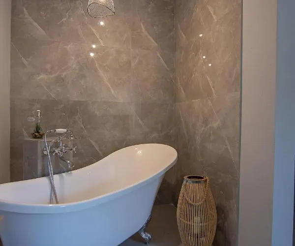 Georgianna's With Private Pool , 'greysuite' 4*