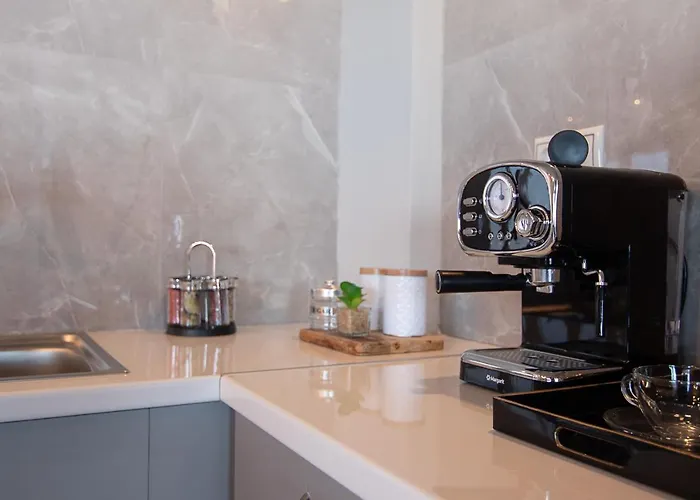 Georgianna's With Private Pool , 'greysuite' 4* Kómboi