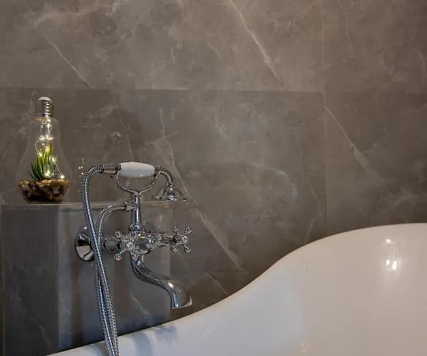 Georgianna's With Private Pool , 'greysuite' 아파트호텔 Kómboi