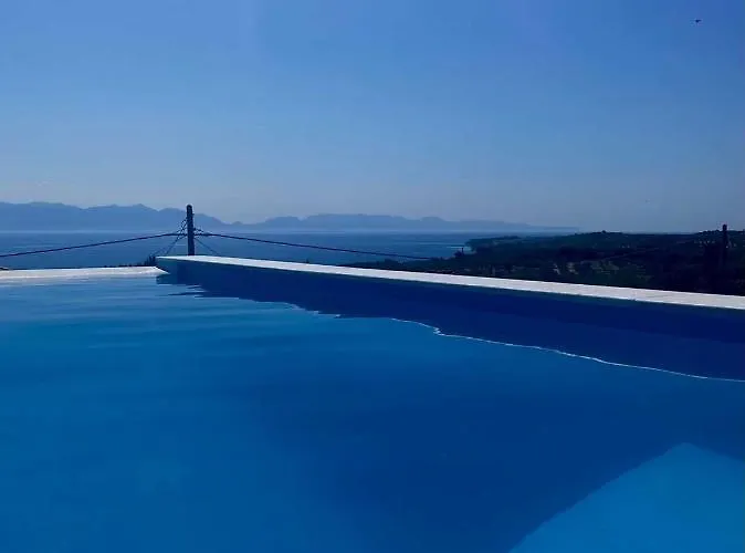 Georgianna's With Private Pool , 'greysuite' Kómboi