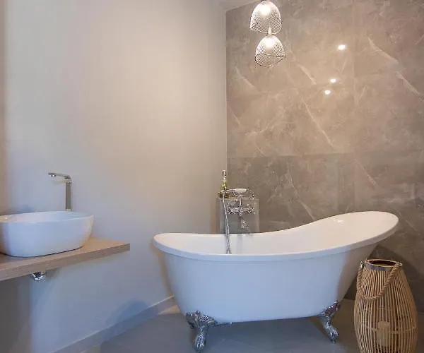 아파트호텔 Georgianna's With Private Pool , 'greysuite' Kómboi