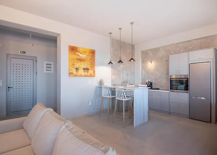 Georgianna's With Private Pool , 'greysuite' 4* Kómboi