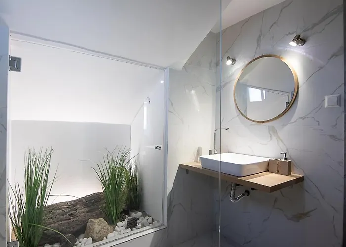 Georgianna's With Private Pool , 'greysuite' 4*